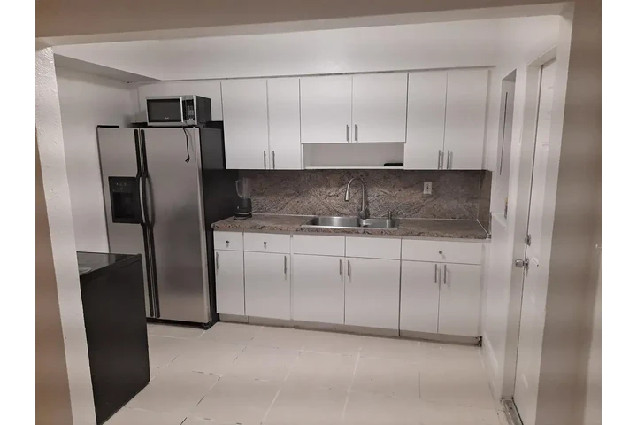 $1175 : North Miami 2 Beds & 1 Bath image 3