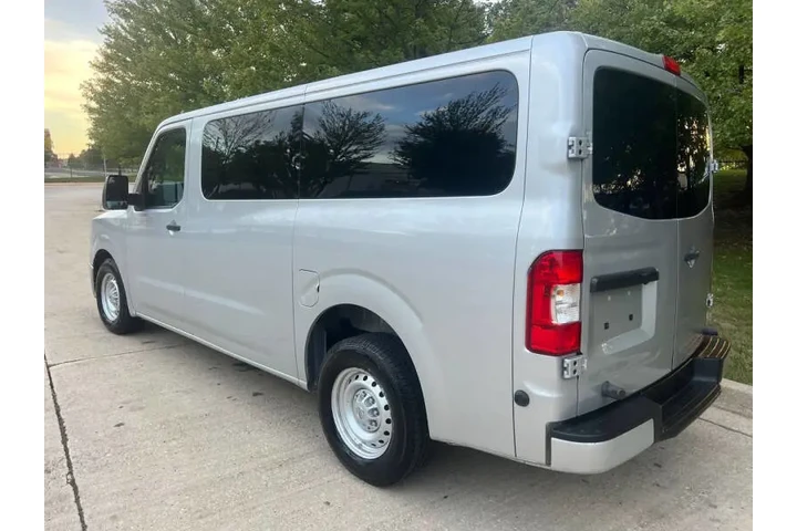 $18997 : 2019 NV 3500 HD S image 5