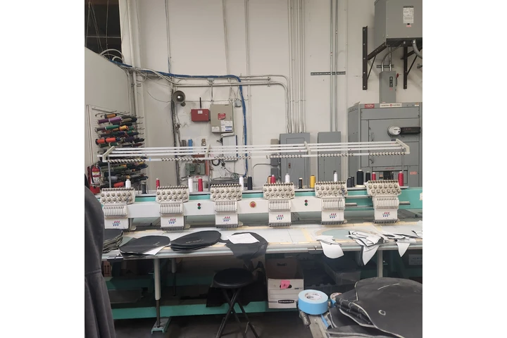Operador de embroidery machine image 1