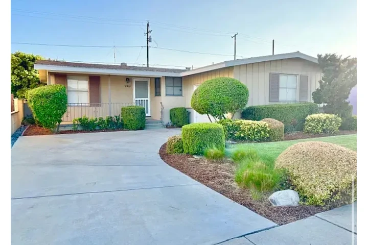 $1799 : Downey with great neighbors image 3
