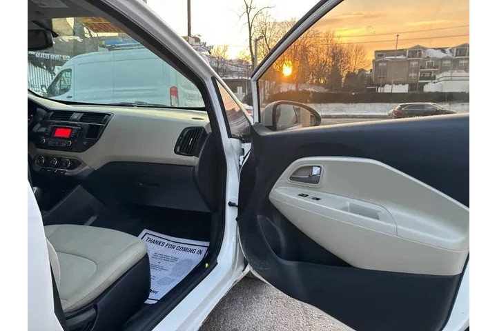 2013 Rio 5-Door LX image 8