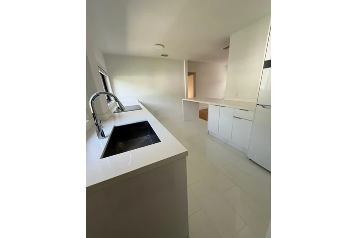 $2000 : 2Bedroom Apartment in Miami FL image 5
