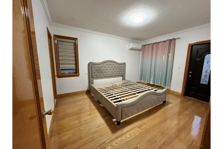 $4850 : 4 bed/3bath OZONE PARK image 2