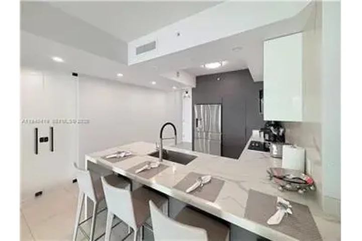 $6000 : Rental property with 3 bedro image 8