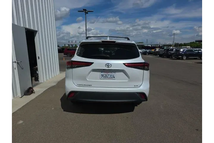 $33900 : Toyota Highlander 2023 LE 4d image 5
