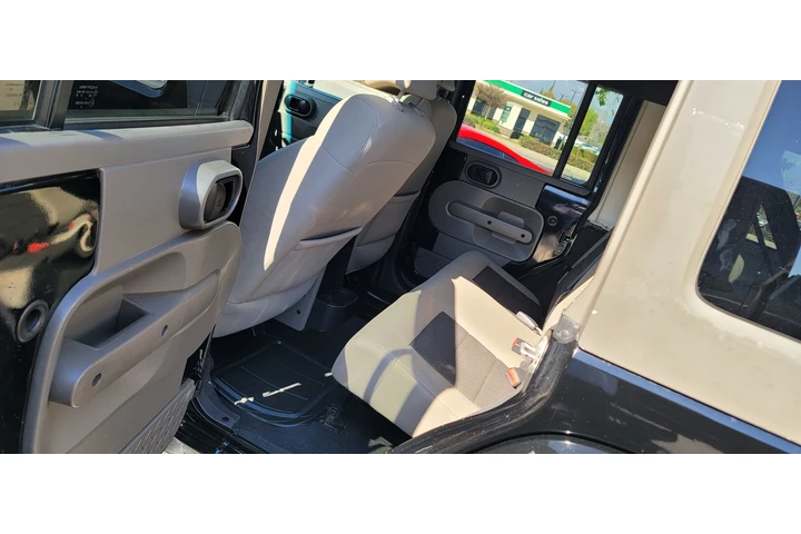 $11500 : 2010 Jeep Wrangler SAHARA image 6