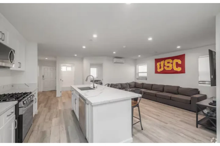 $2350 : 2652-2656 Ellendale Pl, LA image 3