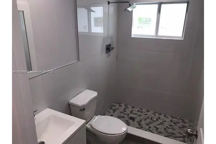 $900 : Casa en el corazón de Miami! image 10