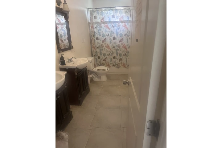 $900 : Cuarto grande de renta image 2