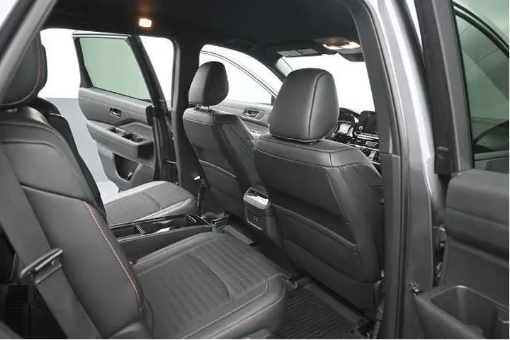 $38956 : Nissan Pathfinder 2025 AWD S image 10