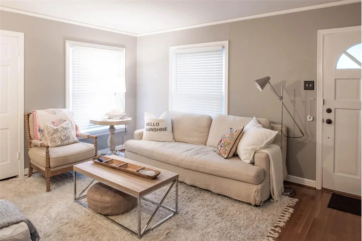 $900 : Beautiful hardwood floor home image 3