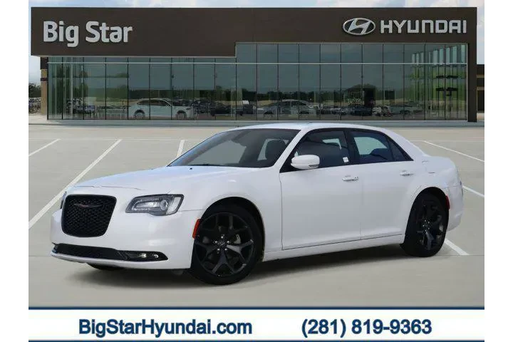 $23988 : Chrysler 300 2023 S V6 4dr S image 1