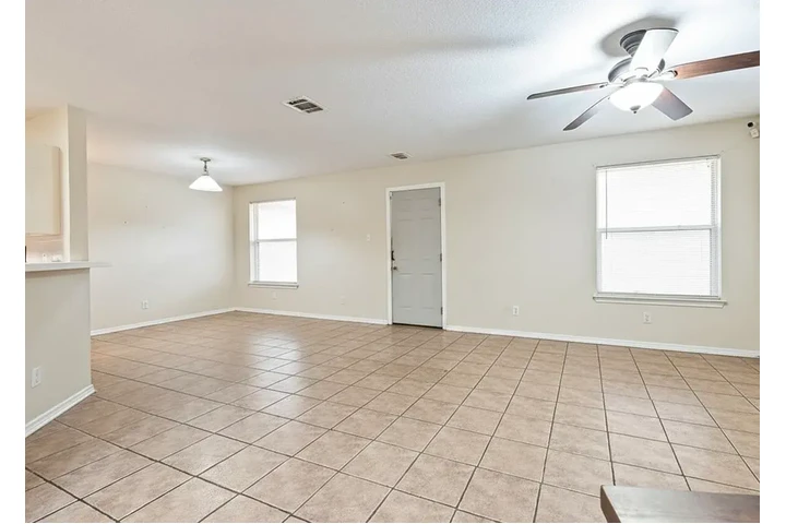 $1250 : 3 Bedroom Renta - Listo image 5