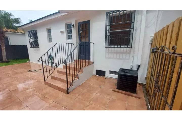 $2300 : 2 Bed Home in Coral Gables image 9
