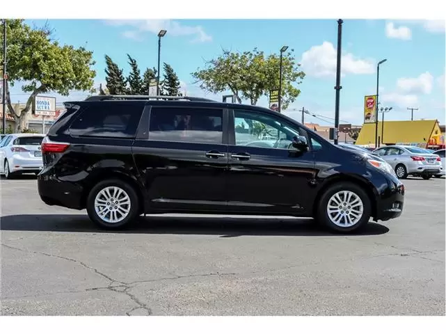 2016 Toyota Sienna XLE Minivan image 1