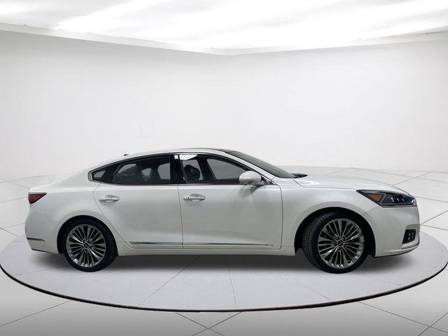 $16722 : Pre-Owned 2017 Cadenza Limited image 2