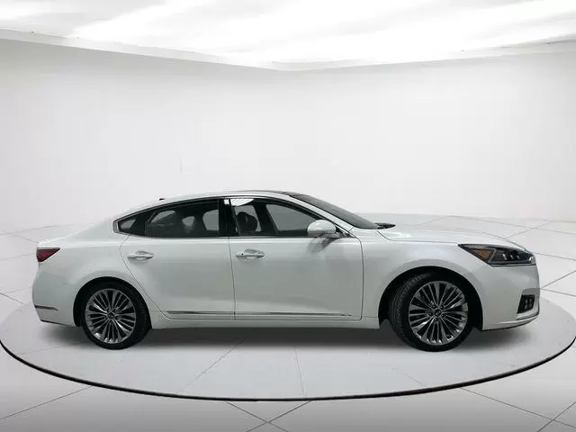 $16722 : Pre-Owned 2017 Cadenza Limited image 2