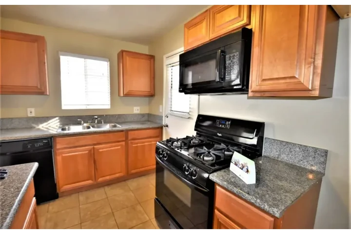 $1900 : 2 bedroom house in south LA image 3