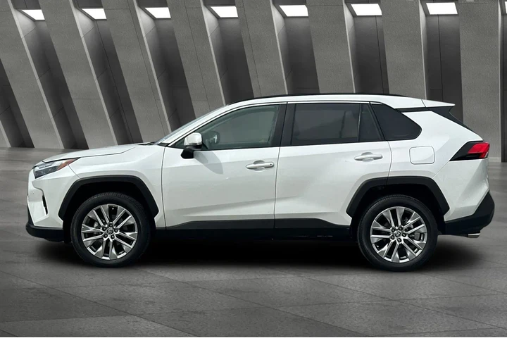 $34500 : Toyota RAV4 2024 XLE Premium image 8