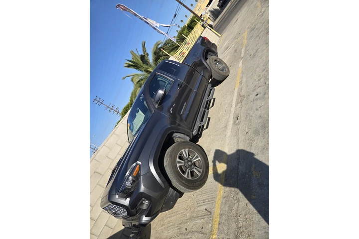 $29900 : 2018 toyota tacoma trd image 1