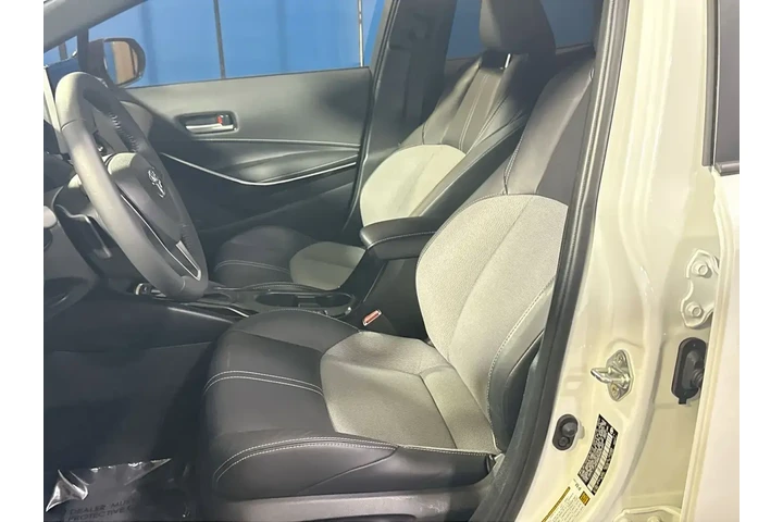 $24877 : Toyota Corolla Hatchback 202 image 10