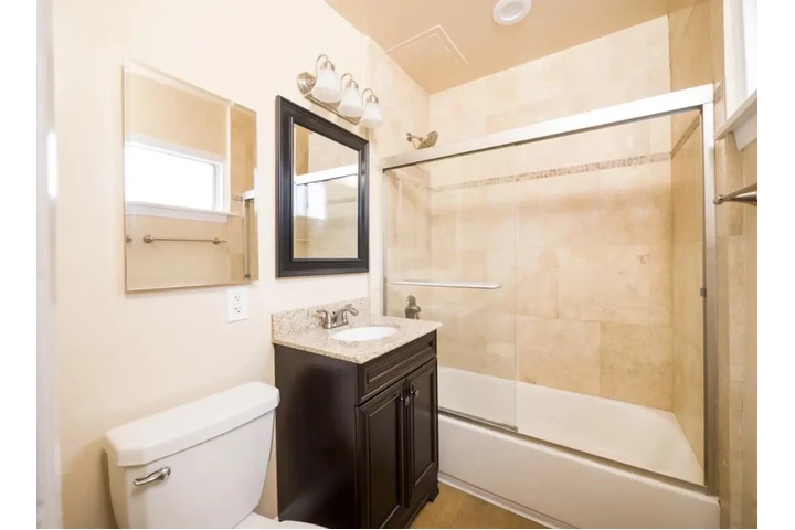 $2000 : 2 Bedroom Apt in Los Angeles image 8