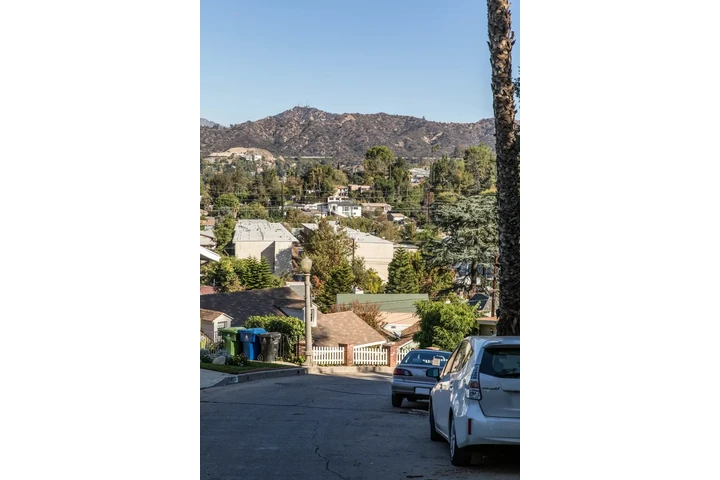 $1150 : private and peaceful Home image 8