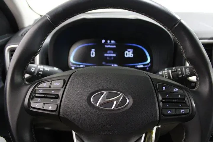 $17989 : Hyundai VENUE 2023 SEL 4dr C image 7