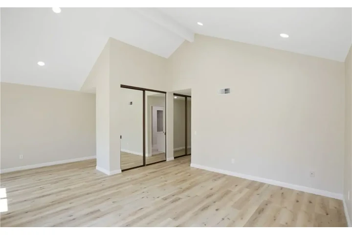$2300 : 3 Bedroom Apartment in LA image 6