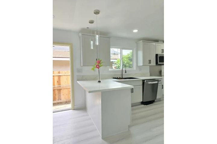 $2500 : 3 BED 2BATH IN COLDEN AVE, LA image 5