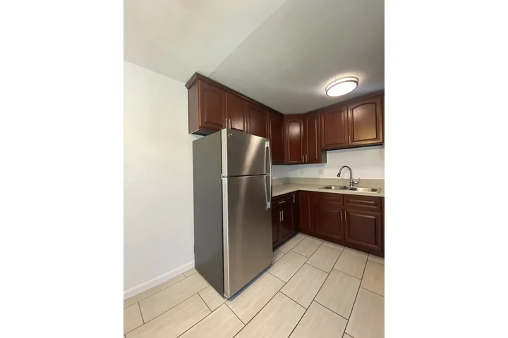 $1300 : apartment in a controlled area image 6