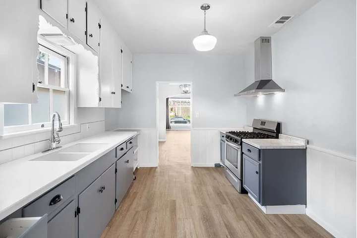 $800 : 2 Spacious Bedrooms all newly image 5