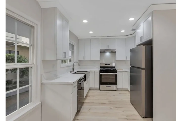 $1550 : Available 1Bed Apt in Carson image 5