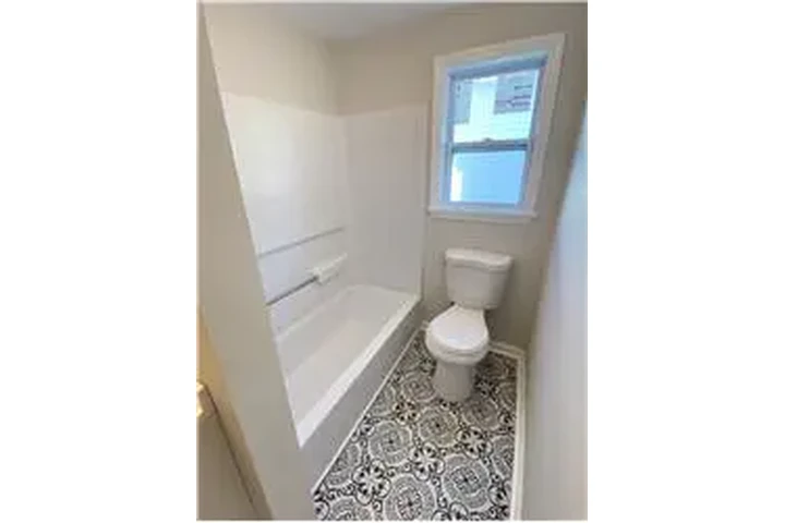 $1600 : Rental property with 2 bedro image 7