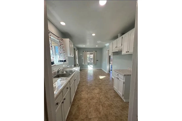 $2000 : CASA⛽️Huntington Park, CA image 3