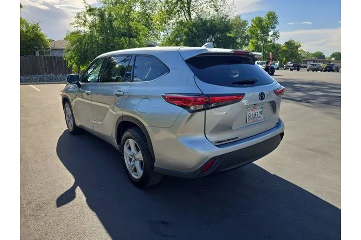 $29995 : Toyota Highlander 2021 LE 4d image 5