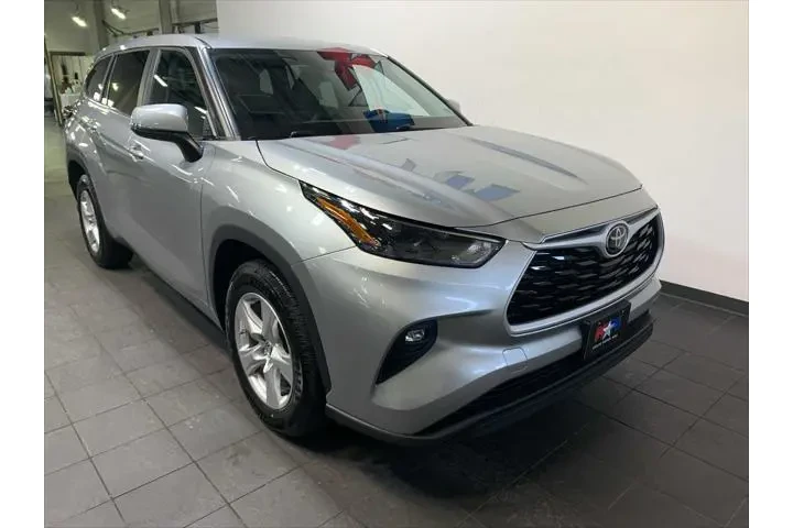 $32489 : Toyota Highlander 2023 L 4dr image 2