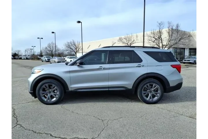 $32355 : Ford Explorer 2023 XLT 4dr S image 2