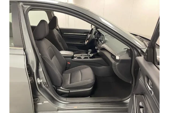 $17781 : Nissan Altima 2023 2.5 SV 4d image 9