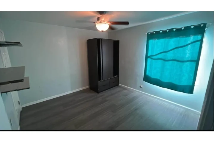 $850 : Se Renta Cuarto image 1