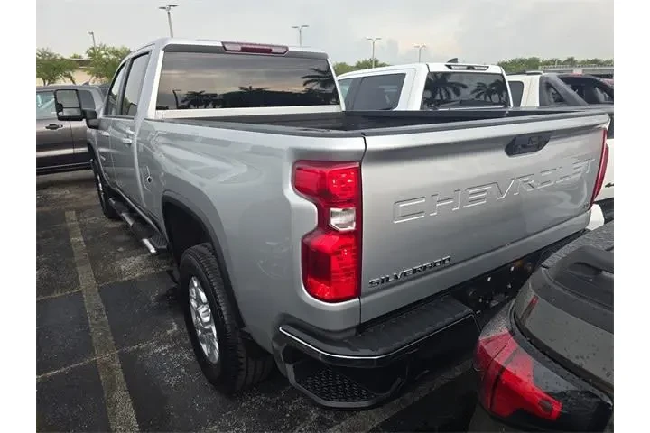 Chevrolet Silverado 2500HD 2 image 4