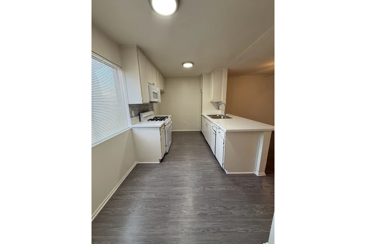 $2525 : PANO0RAMA CITY image 3