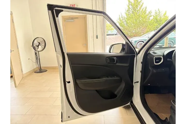 $21662 : Hyundai VENUE 2024 SEL 4dr C image 10