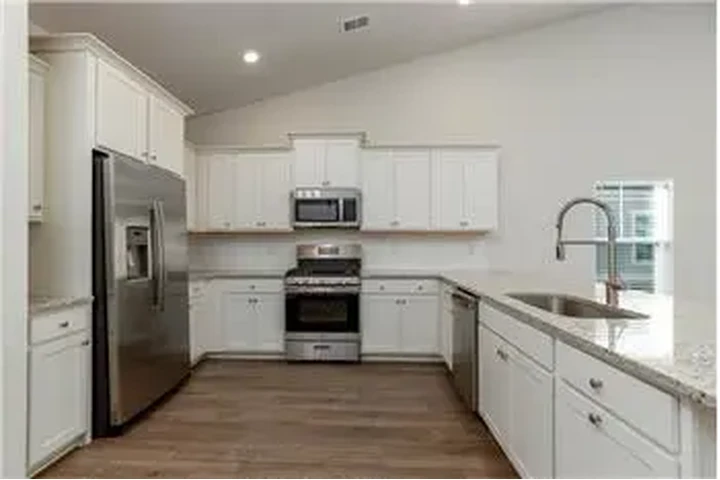 $3200 : Rental property with 4 bedro image 10