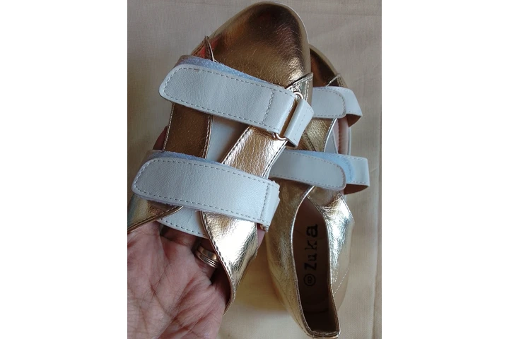 $10 : Sandalias Zuka NUEVAS talla 38 image 2