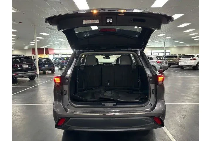 $28902 : Toyota Highlander 2021 AWD L image 4