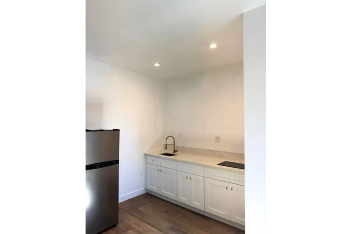 $1500 : 1 Bedroom Apt in Los Angeles image 2