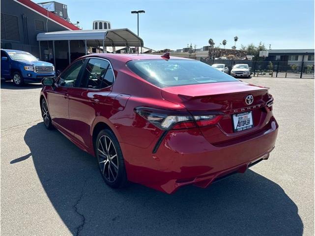 2022 Camry SE image 6