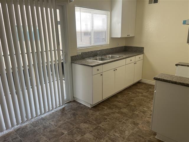 $2400 : APT 2 CUARTOS 2 BAÑOS LYNWOOD image 1