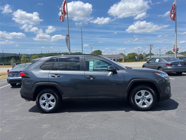 $28490 : PRE-OWNED 2021 TOYOTA RAV4 XLE image 8